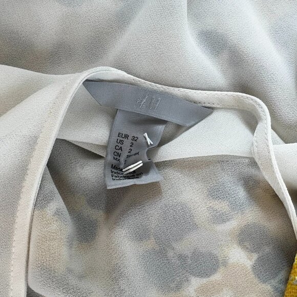 H & M Black and Yellow Print Split Back Women's Blouse Top Size 2 - Picture 4 of 4